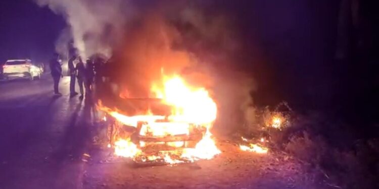 नवापूर येथे आगीत कार जळून खाक