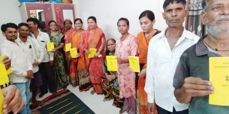 प्रकाशा येथे १६ दिव्यांगांना रेशन कार्ड वाटप