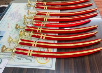 नंदुरबार येथे  खाजगी ट्रॅव्हेल्स मधुन ११ तलवारी जप्त, दोघांविरुध्द गुन्हा दाखल