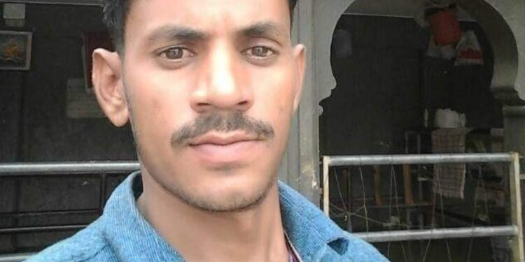 शॉक लागून वायरमनचा मृत्यू, संतप्त जमावाकडून वीज वितरण कार्यालयाची तोडफोड