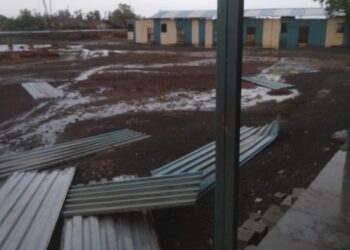 वादळी वाऱ्यामुळे अनुदानित आश्रमशाळेच्या इमारतीचे पत्रे गेले उडून, लाखांचे नुकसान