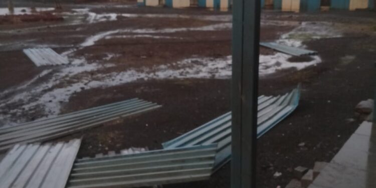 वादळी वाऱ्यामुळे अनुदानित आश्रमशाळेच्या इमारतीचे पत्रे गेले उडून, लाखांचे नुकसान