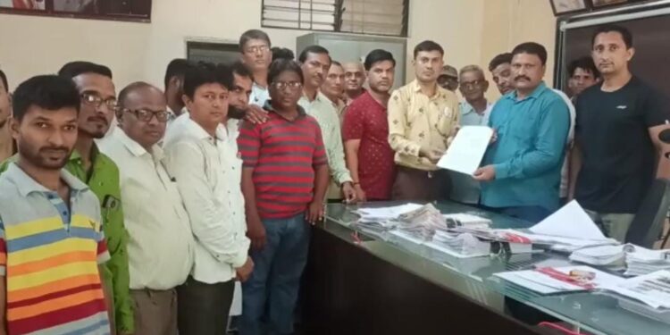 नगरसेवकांवर रोष : रस्त्यांसाठी निधी मंजुर करुन करा, अन्यथा आगामी पालिका निवडणुकीवर बहिष्कार