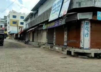 अक्कलकुवा येथे दगडफेक करून वाहनांची तोडफोड केल्याच्या निषेधार्थ ग्रामस्थांतर्फे दुसऱ्या दिवशीही गाव बंद