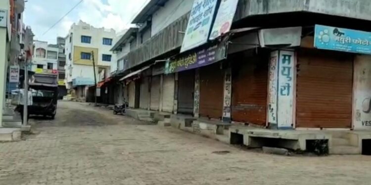 अक्कलकुवा येथे दगडफेक करून वाहनांची तोडफोड केल्याच्या निषेधार्थ ग्रामस्थांतर्फे दुसऱ्या दिवशीही गाव बंद