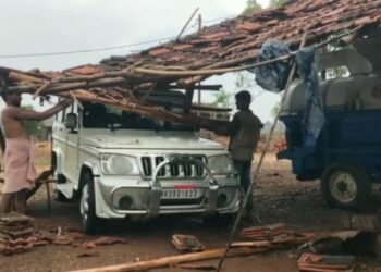 धडगाव तालुक्यात वादळी वाऱ्यामुळे घरांचे मोठे नुकसान, बोलेरो व ट्रॅक्टरचे नुकसान