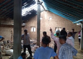 उमराणी खुर्द येथे घराला लागलेल्या आगीत संसार उपयोगी वस्तु जळुन खाक