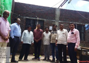देवमोगरा पुनर्वसन येथे नुकसानग्रस्त आश्रमशाळेची अधिकाऱ्यांनी केली पाहणी