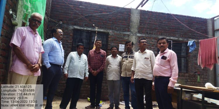 देवमोगरा पुनर्वसन येथे नुकसानग्रस्त आश्रमशाळेची अधिकाऱ्यांनी केली पाहणी