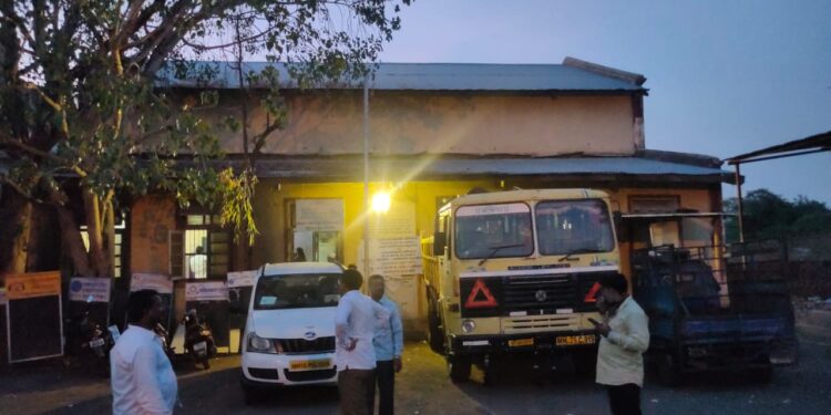 न्यायालयाच्या आदेशाने नंदूरबार बसस्थानका समोरील महावितरणचे कार्यालय ३५ वर्षांनी करण्यात आले खाली