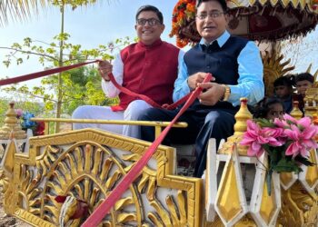 नवागत विद्यार्थ्यांच्या स्वागतासाठी शिक्षणाधिकारी झालेत शैक्षणिक रथाचे सारथी