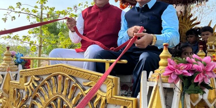 नवागत विद्यार्थ्यांच्या स्वागतासाठी शिक्षणाधिकारी झालेत शैक्षणिक रथाचे सारथी