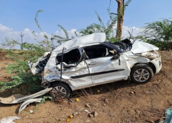 ट्रक व स्विफ्टचा भीषण अपघात, शाळेच्या पहिल्याच दिवशी शिक्षकाचा मृत्यू, चार जण जखमी