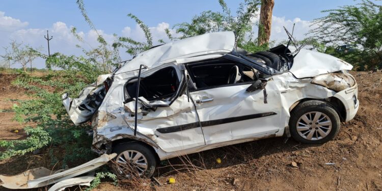 ट्रक व स्विफ्टचा भीषण अपघात, शाळेच्या पहिल्याच दिवशी शिक्षकाचा मृत्यू, चार जण जखमी