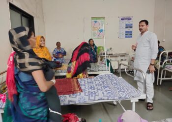 आ.राजेश पाडवी यांनी उपजिल्हा रुग्णालयाला दिली रात्री अचानक भेट, अधिकारी व कर्मचाऱ्यांची घेतली झाडाझडती