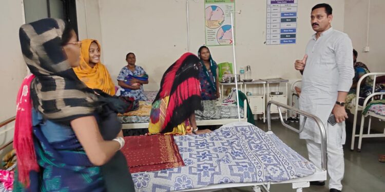 आ.राजेश पाडवी यांनी उपजिल्हा रुग्णालयाला दिली रात्री अचानक भेट, अधिकारी व कर्मचाऱ्यांची घेतली झाडाझडती