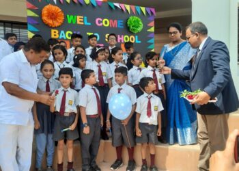 एस. ए. मिशन इंग्लिश प्रायमरी स्कूलमध्ये विद्यार्थ्यांचे आमदारांनी केले स्वागत