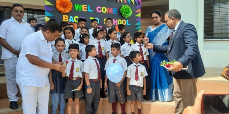 एस. ए. मिशन इंग्लिश प्रायमरी स्कूलमध्ये विद्यार्थ्यांचे आमदारांनी केले स्वागत