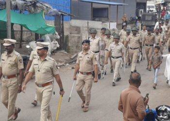 नवापूर शहरात शांतता अबाधित राहावी यासाठी पोलिस दलातर्फे पथसंचलन