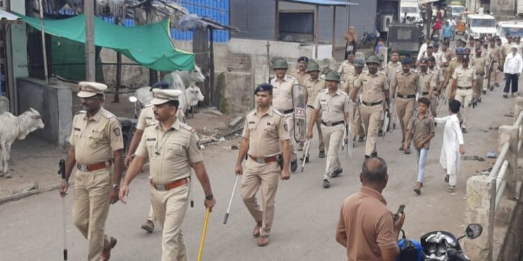 नवापूर शहरात शांतता अबाधित राहावी यासाठी पोलिस दलातर्फे पथसंचलन