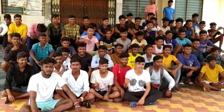 शासकीय आदिवासी वस्तीगृहाच्या अधीक्षकांच्या मनमानी कारभाराविरोधात विद्यार्थ्यांचे धरणे आंदोलन