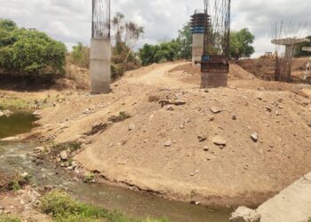 नॅशनल हायवेच्या कामातील मातीचे ढिगारे रंगावली नदी पात्रात, पुर आल्यास नवापूर शहरात घुसण्याचा धोका