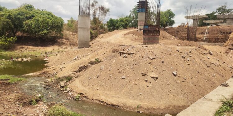 नॅशनल हायवेच्या कामातील मातीचे ढिगारे रंगावली नदी पात्रात, पुर आल्यास नवापूर शहरात घुसण्याचा धोका