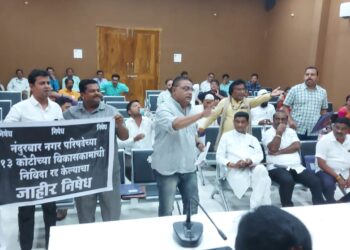 नंदुरबार पालिकेने १४ कोटींच्या कामांची निविदा प्रक्रीया रद्द केल्याच्या निषेधार्थ भाजपाच्यावतीने सभेत झळकविले बॅनर