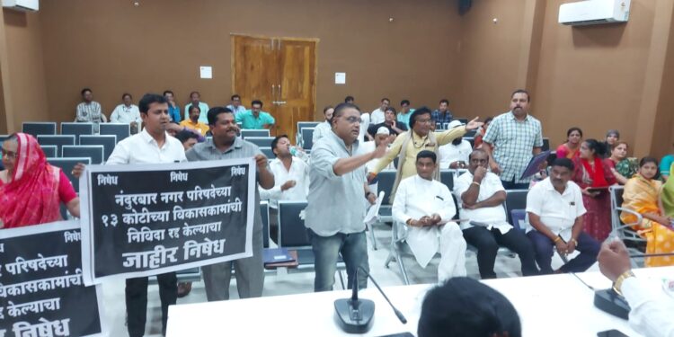 नंदुरबार पालिकेने १४ कोटींच्या कामांची निविदा प्रक्रीया रद्द केल्याच्या निषेधार्थ भाजपाच्यावतीने सभेत झळकविले बॅनर