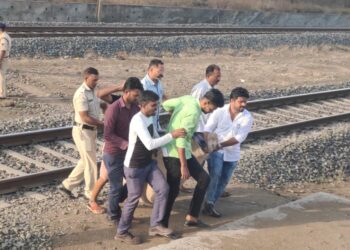 अरे बापरे : रेल्वे रूळाजवळ आढळला शिक्षकाचा रक्तबंबाळ मृतदेह