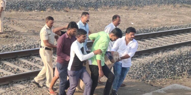 अरे बापरे : रेल्वे रूळाजवळ आढळला शिक्षकाचा रक्तबंबाळ मृतदेह