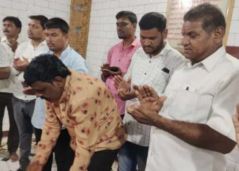 प्रकाशा येथील केदारेश्वर मंदिरात वाराणसी येथील  गंगाजलाने राष्ट्रवादीतर्फे नितीन जगताप यांनी केला अभिषेक