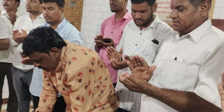 प्रकाशा येथील केदारेश्वर मंदिरात वाराणसी येथील  गंगाजलाने राष्ट्रवादीतर्फे नितीन जगताप यांनी केला अभिषेक