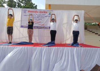 नंदुरबार येथे आंतरराष्ट्रीय योग दिनानिमीत्त पोलीस कवायत मैदानात सामूहिक योगा