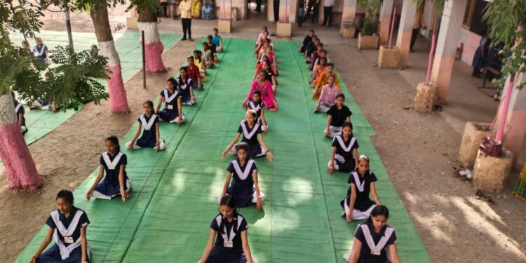 कमला नेहरू कन्या विद्यालयात आंतरराष्ट्रीय योग दिवस साजरा