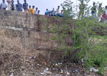 पुलावरून पडल्याने दुचाकीस्वाराचा मृत्यु, दुचाकी पुलावरच अडकली