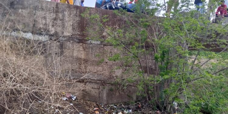 पुलावरून पडल्याने दुचाकीस्वाराचा मृत्यु, दुचाकी पुलावरच अडकली