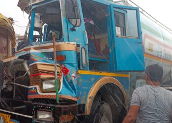 धुळे -सुरत राष्ट्रीय महामार्गावर टँकर-ट्रकची समोरासमोर जोरदार धडक,  एक गंभीर जखमी