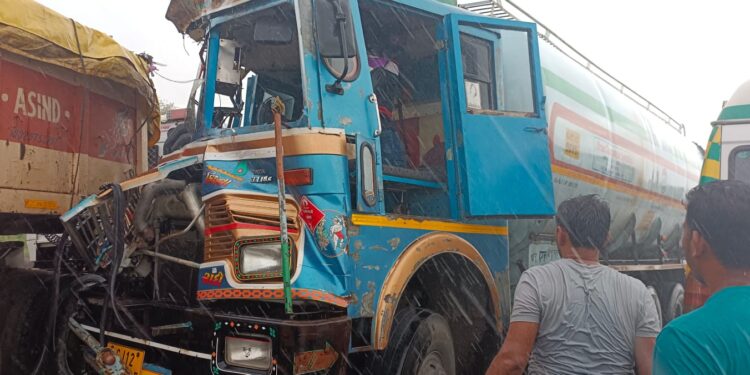 धुळे -सुरत राष्ट्रीय महामार्गावर टँकर-ट्रकची समोरासमोर जोरदार धडक,  एक गंभीर जखमी