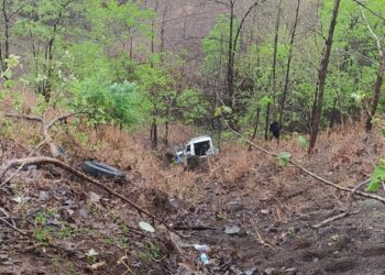 प्रवासी वाहन ५० फूट खोल दरीत कोसळले, एक ठार, सहा जखमी