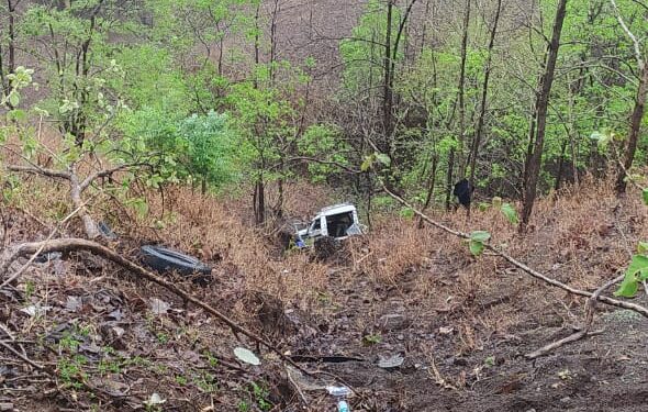 प्रवासी वाहन ५० फूट खोल दरीत कोसळले, एक ठार, सहा जखमी