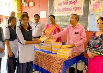 एस.ए.मिशन येथे १२०० विद्यार्थ्यांना शालेय साहित्यांचे वाटप