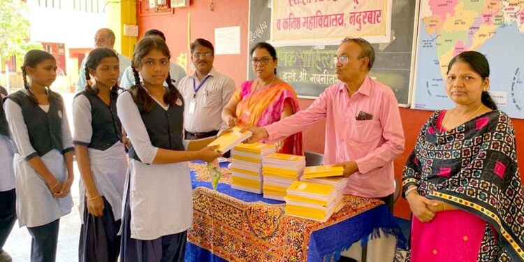एस.ए.मिशन येथे १२०० विद्यार्थ्यांना शालेय साहित्यांचे वाटप