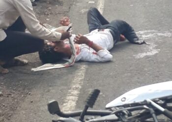 एसटी बसची दुचाकीला धडक, भीषण अपघातात दोन जण गंभीर जखमी