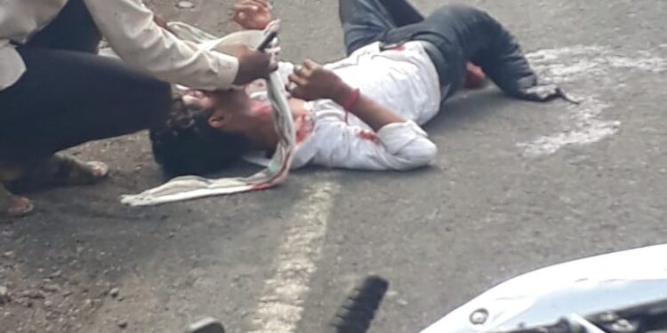 एसटी बसची दुचाकीला धडक, भीषण अपघातात दोन जण गंभीर जखमी