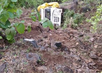 वाहन घसरल्याने थेट तीस फूट दरीत कोसळले, एक जण जखमी