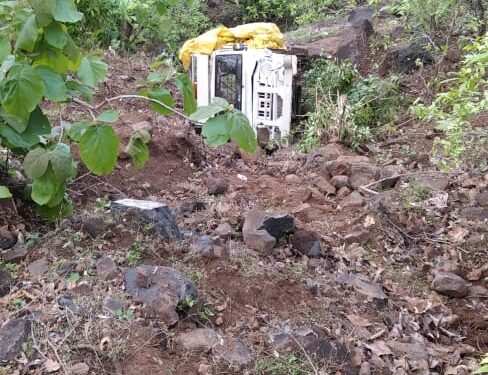 वाहन घसरल्याने थेट तीस फूट दरीत कोसळले, एक जण जखमी