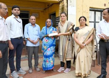 सलाम त्या विद्यार्थ्यांना  :  यकृत आजार ग्रस्त सहकारी विद्यार्थिनीच्या उपचारासाठी दोन दिवसात उभारले 49 हजार रुपये