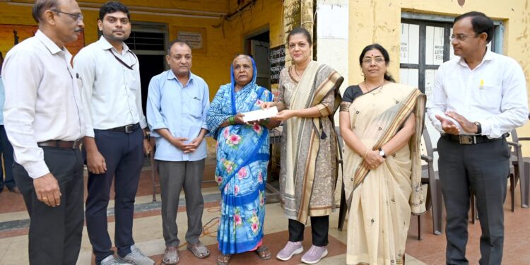 सलाम त्या विद्यार्थ्यांना  :  यकृत आजार ग्रस्त सहकारी विद्यार्थिनीच्या उपचारासाठी दोन दिवसात उभारले 49 हजार रुपये