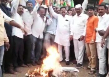 जिल्ह्यात झाले पाहिले आंदोलन : नंदूरबार तालुक्यात संतप्त शिवसैनिकांनी एकनाथ शिंदेंचा पुतळा जाळला